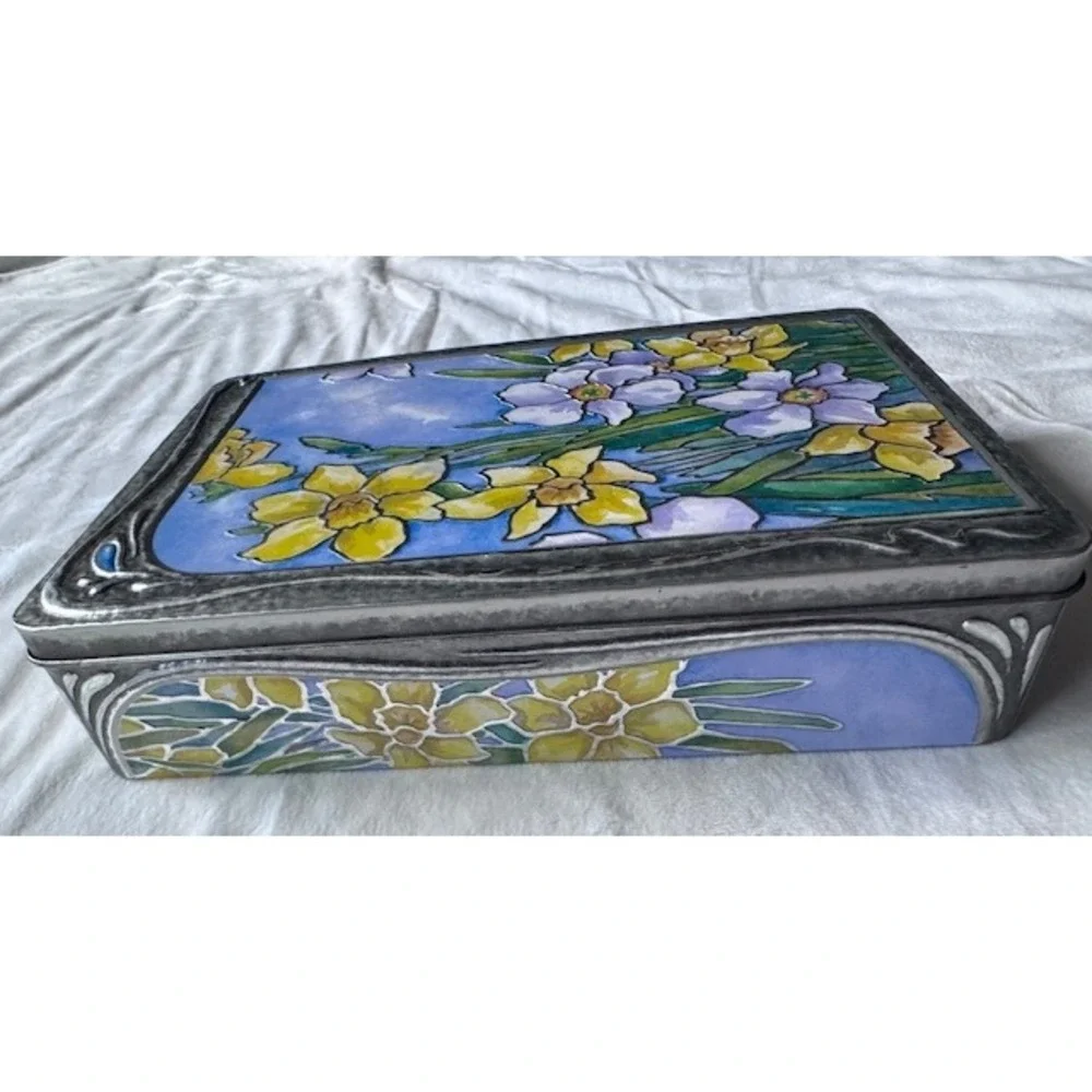 Churchills Confectionery Daffodils Tin Art Nouveau Keepsake Box Made in UK